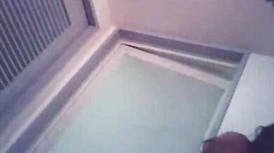 房东使坏，在洗衣机边缘放了双隐藏摄像头拍瘦瘦的小美女租客