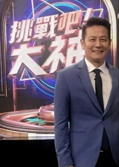 【探访按摩店】城中村小巷搞黑丝少妇，人美脾气也大，不戴套不让搞、大哥二话不说骑上了就搞！ - 中学老处女海报