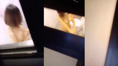 偷窥隔壁眼镜美眉洗香香 妹子洗澡戴着眼镜不说还戴个口罩 奇葩 奶子是真的大